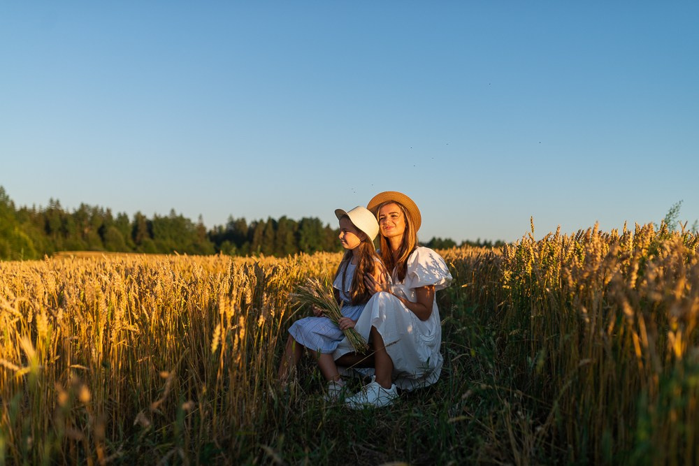 Поле, закат и наши улыбки. Фотограф Мария Ковкова