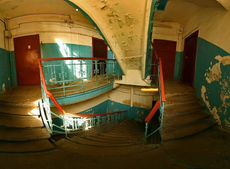 Подъезд как локация для фотосъемки — мраморные ступени и колонны