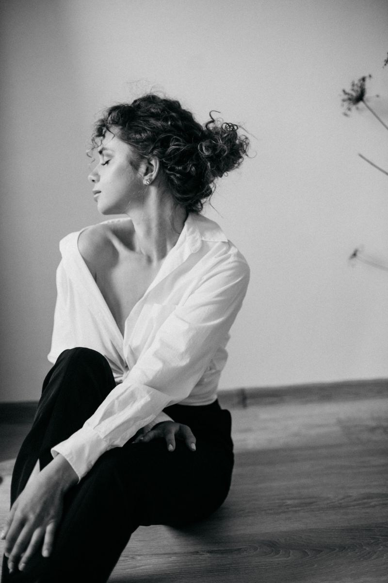 Фотосессия в стиле минимализм в Москве: женщина в белой рубашке в светлой студии