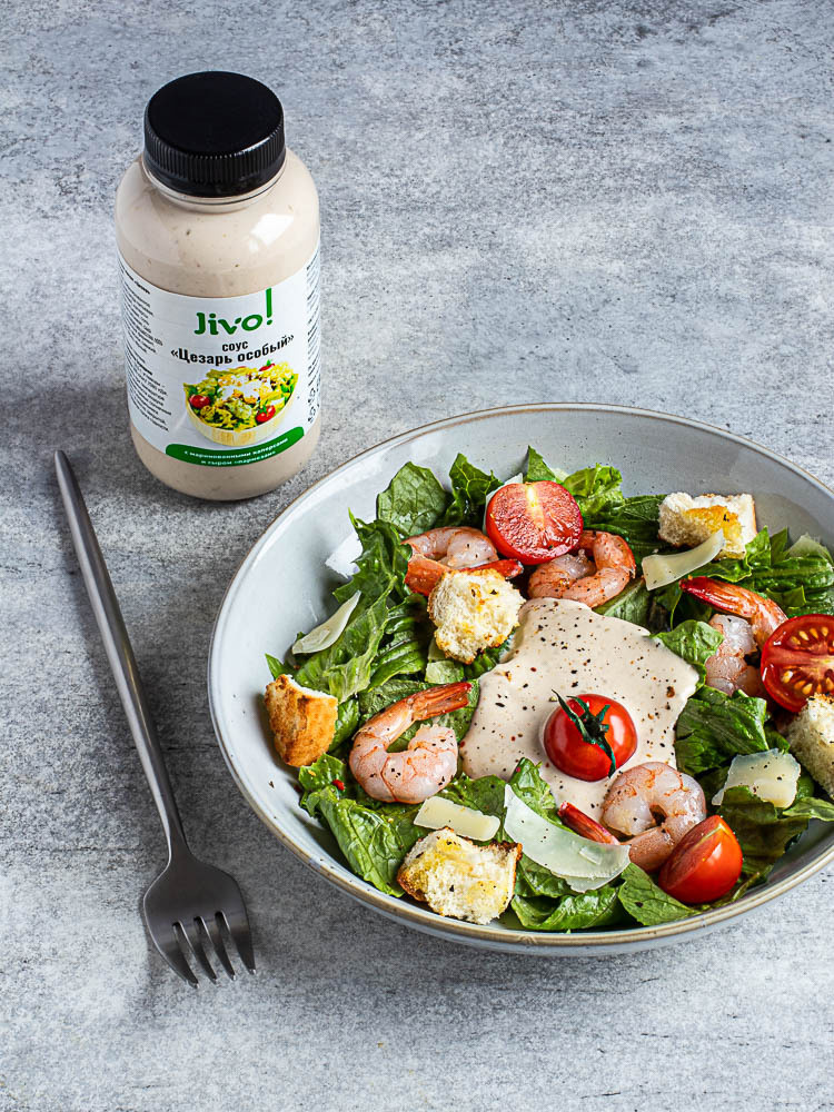 Съемка салата с соусом "Цезарь"