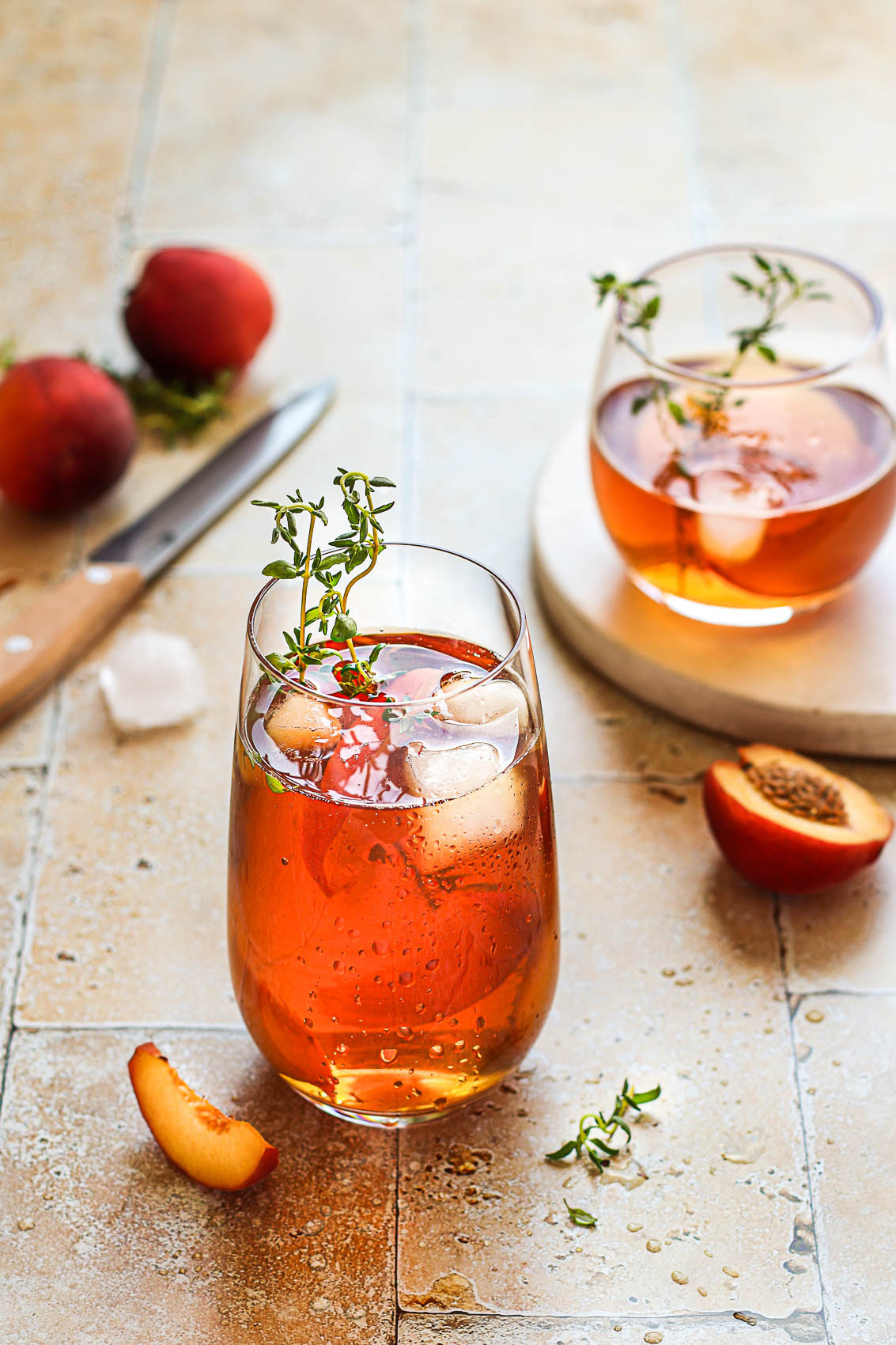 Фуд-съемка Холодный чай из нектаринов с тимьяном