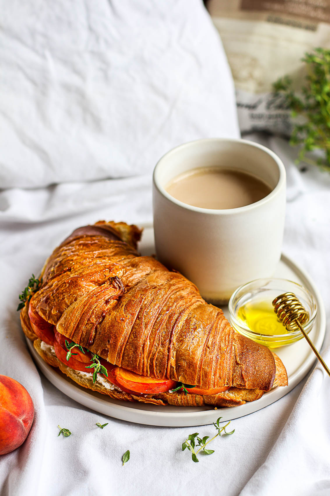 Фуд-съемка Круассан с творожным сыром и нектаринами и кофе