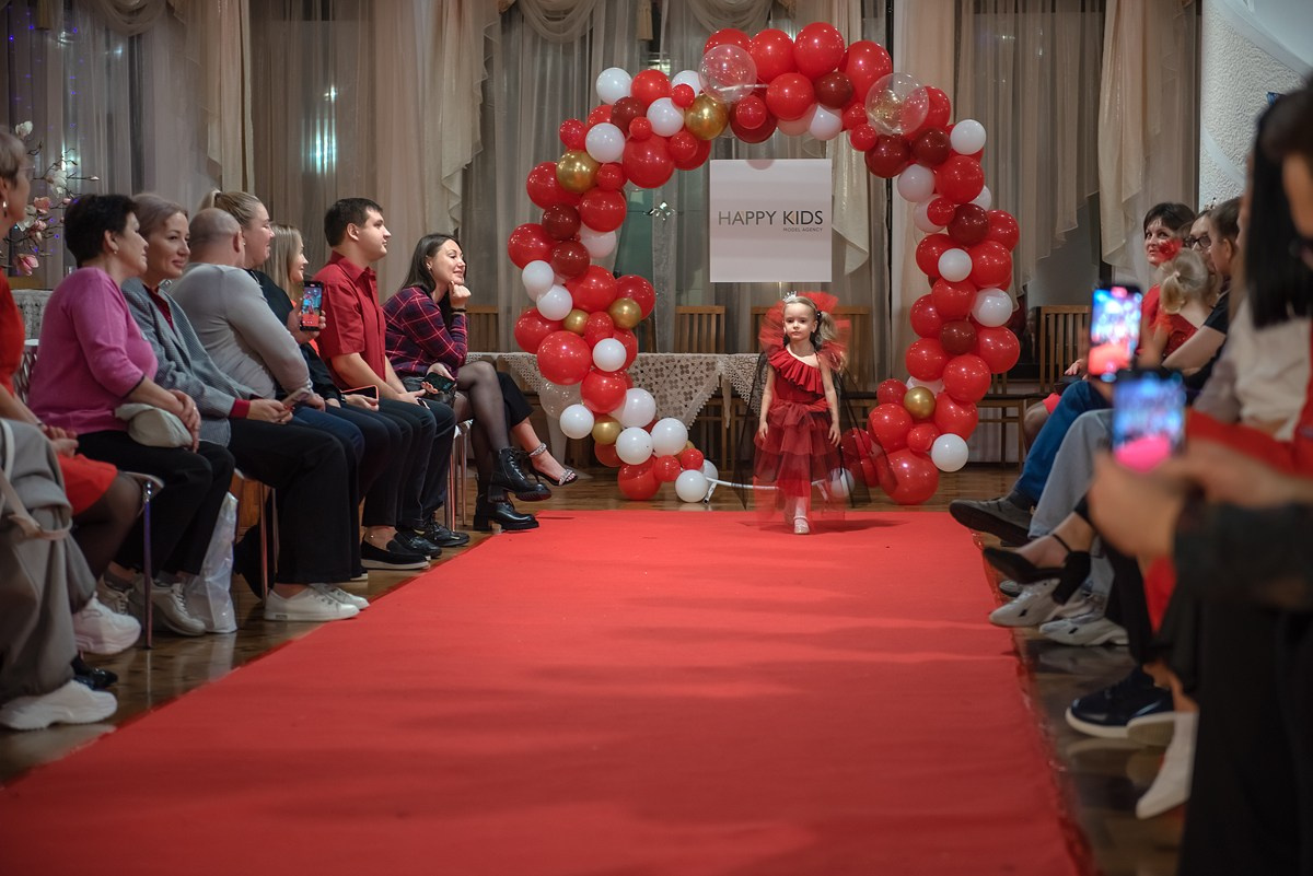 Выпускной в детской школе моделей HAPPYkids 2024. Семейный и коммерческий фотограф в Сочи Александр Бодунов