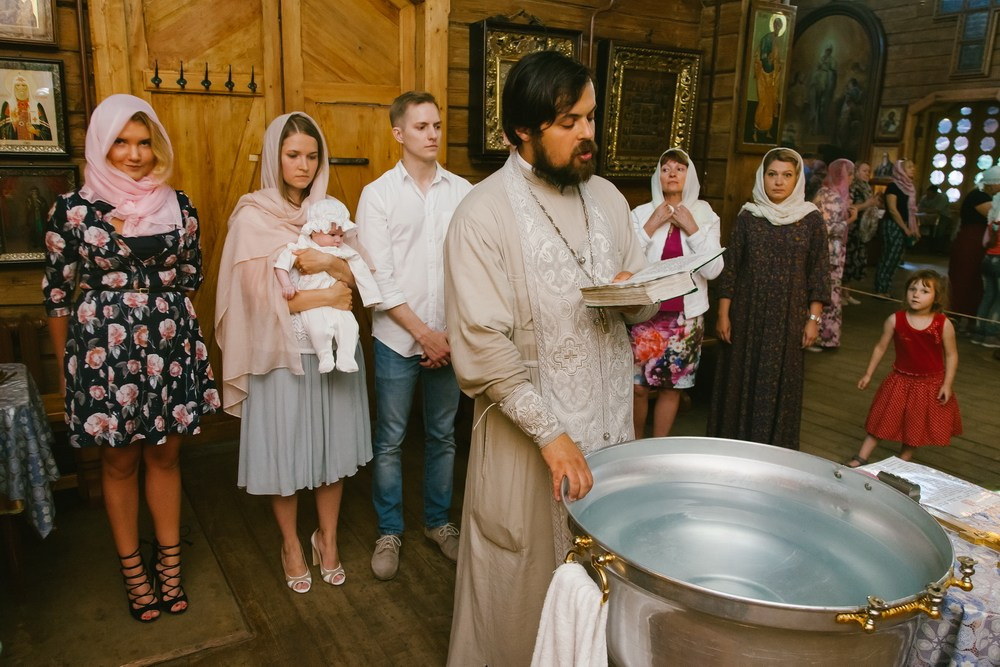 Крещение Церковь Иконы Божией Матери Казанской. Вырица. Фотограф на крещение в Санкт Петербурге