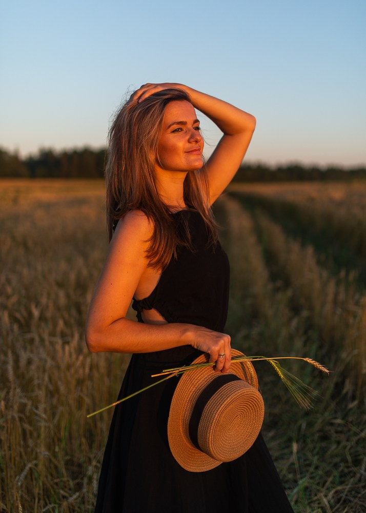 Поле, закат и наши улыбки. Фотограф Мария Ковкова