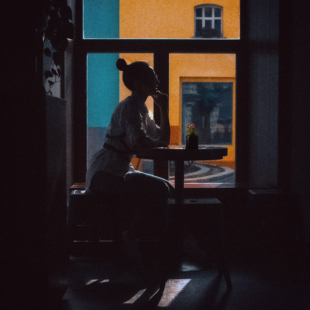 Одинокая девушка сидит в кафе за столом, силуэт девушки Казань съемка, съемка в кафе Казань