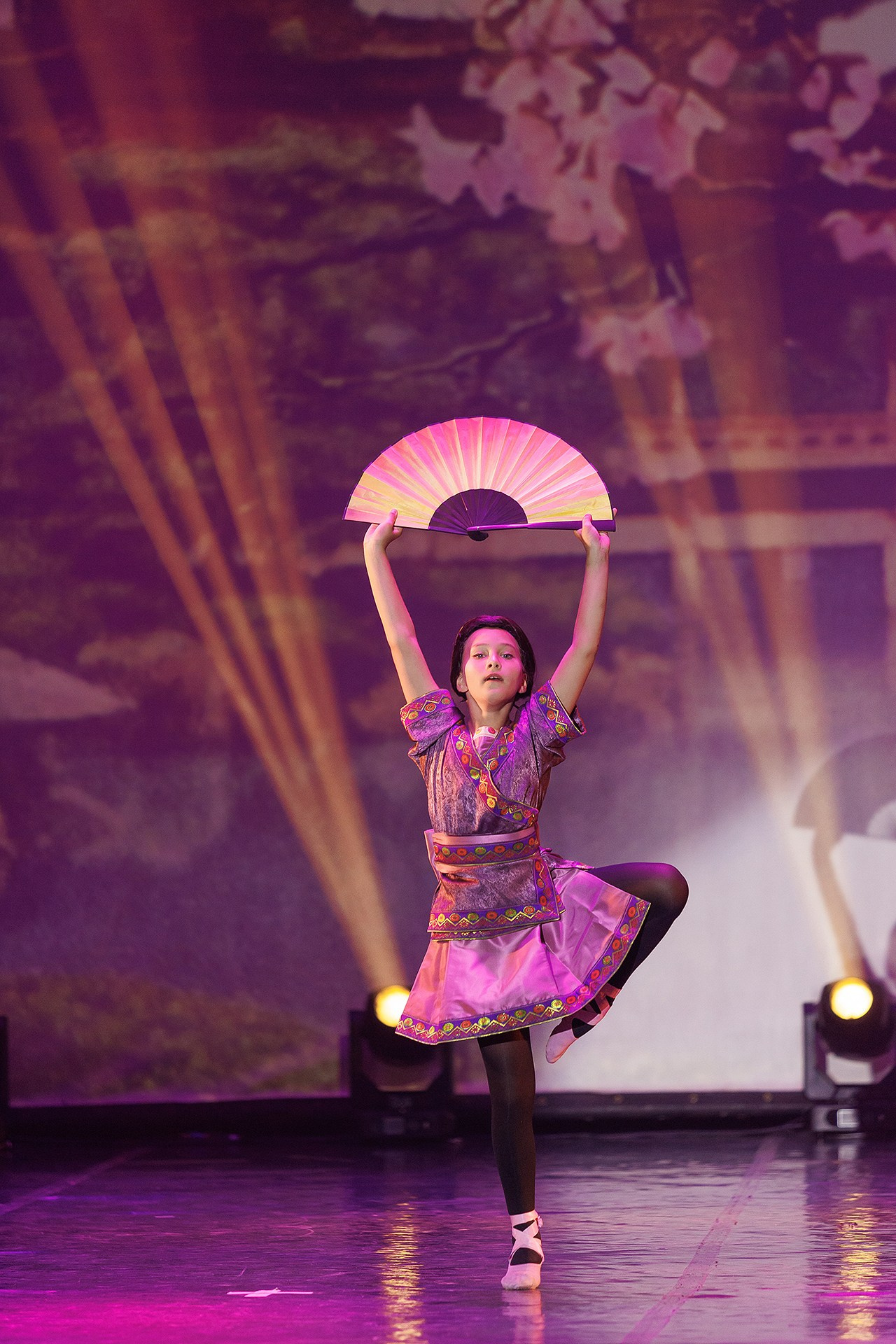 Репортажная фотосъемка отчетного концерта студии танцвев LilBallerine. Профессиональный фотограф в Новосибирске