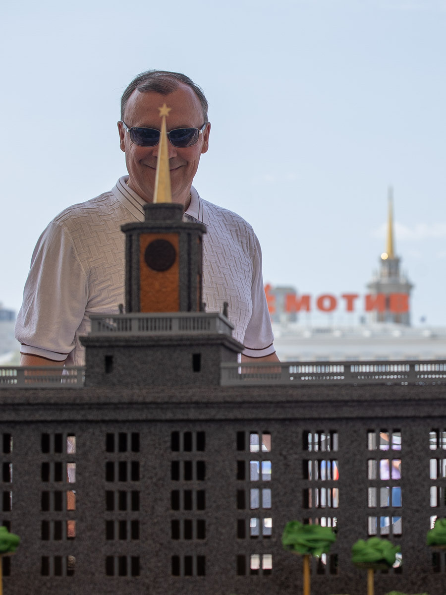 "А ВО ЛБУ ЗВЕЗДА..." из серии «Первые лица» Алексей Орлов на фестивале барбекю с интересом осматривает макет Екатеринбурга, целиком сделанный из продуктов питания Екатеринбург, 2023