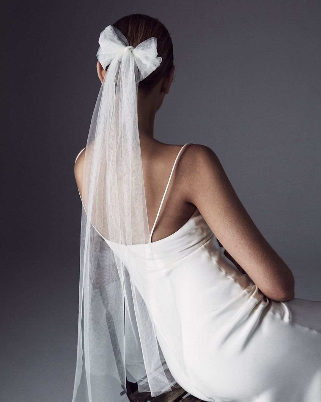 Когда мы были маленькими девочками, всегда мечтали о красивом свадебном платье принцессы. И всегда думали, что свадьба — красивый и веселый праздник. Но сколько же приятных волнений несет в себе подготовка к свадьбе!!! Голова идет кругом! Не успеваешь найти нужное и следить за всеми трендами, чтобы свадьба была не хуже, чем у всех остальных. Решила немного помочь моим любимым невестам подготовила статью об основных трендах в свадебной моде на 2024 год.