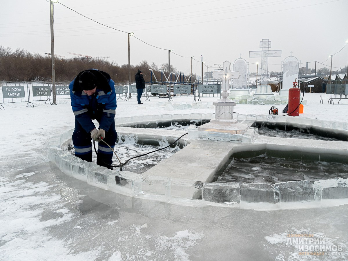 Замер льда на месте Крещенских купаний (репортаж)