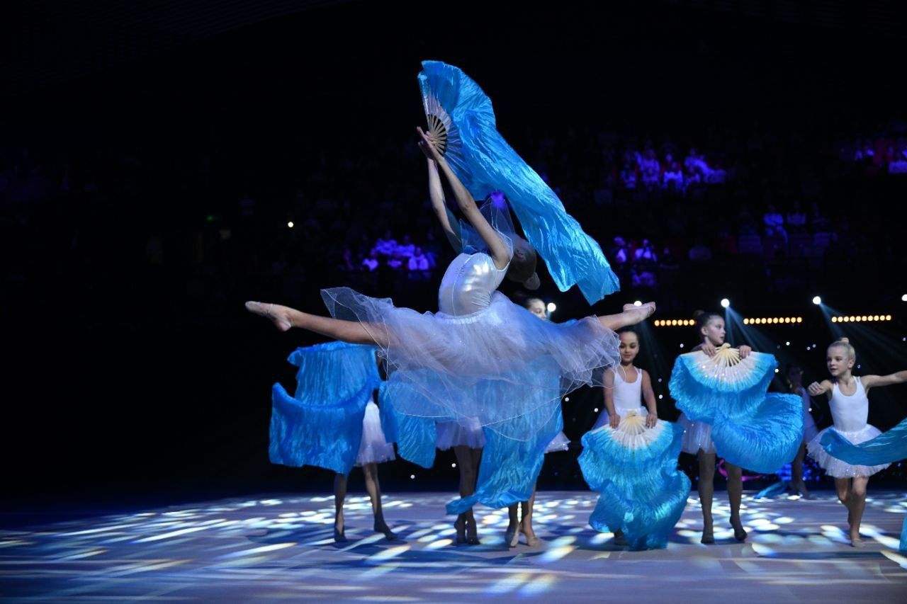 С 24 по 28 октября 2023 года во Дворце гимнастики ИриныВинер-Усмановой состоялся традиционный праздник гимнастики: XII Московскийоткрытый Фестиваль — номинация «Звездные дети».В фестивале приняли участие дети, занимающиеся спортом,вокалом, цирковым, танцевальным, эстрадным и другими видами искусства,обучающиеся в общеобразовательных организациях, организациях дополнительногообразования.Фестивальпроводился по следующим основным номинациям: Искусствогимнастики; Спорт имузыка; Гармониямузыки и движения;Краскиголоса и ритма;Мир образа в движении.Оценивали выступления номинантов Жюри Фестиваля, в составкоторого входили известные российские спортсмены, тренеры, авторитетныеспециалисты в области гимнастики, культуры, музыкального, хореографического ициркового искусства, общественные деятели.По итогам финального этапа были определены ЛауреатыФестиваля и отобраны лучшие коллективы и сольные исполнители для участия в Гала— спектакле Фестиваля-номинации «Звездные дети».Сценарий Гала — спектакля основан на сказочной истории«Хрустальный башмачок». В Гала — спектакле на одной сцене с детьми принялиучастие известные российские спортсмены, артисты театра, певцы и, конечно,номинанты и лауреаты Фестиваля.Директор нашего клуба Свирина Анна Викторовна принялаучастие в гала концерте и сыграла одну из главных ролей в спектакле. Так же вконцерте приняли участие девочки из наших филиалов с профессиональнопоставленным номером под руководством Екатерины Викторовны Свириной и ИнныОлеговна Самойловой.Наш номер занял первое место по баллам жюри и завоевалзвание лауреата в номинации «Спорт и Музыка»! Очень гордимсявыступлением наших спортсменок! Спасибо большое всем девочкам за проявленноеусердие на репетициях, а родителям за поддержку!Во время подготовки к данному мероприятию две воспитанницынашего клуба стали на год мудрее и отметили своё День рождения прямо во Дворцегимнастики, не отрываясь от тренировочного процесса!Хотим поздравить девочек:Самойловой Веронике 27 октября исполнилось 7 лет,Пантелеевой Милане 28 октября исполнилось 10 лет.Хотим пожелать им крепкого здоровья, побольше детскогосчастья ну и конечно же новых побег на соревнованиях!!!