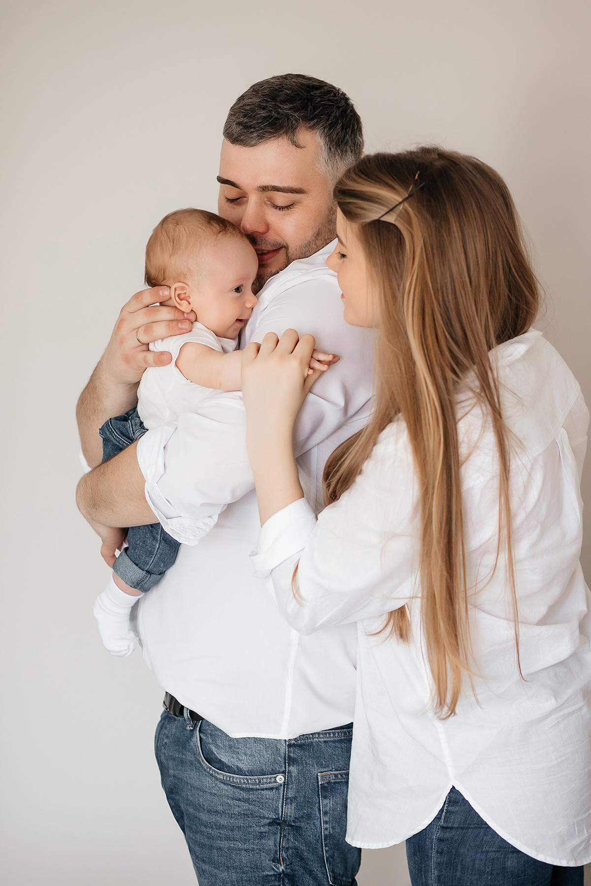 Семейная фотосессия в фотостудии и на природе в Твери. Свадебный и семейный фотограф в Твери и Тверской области