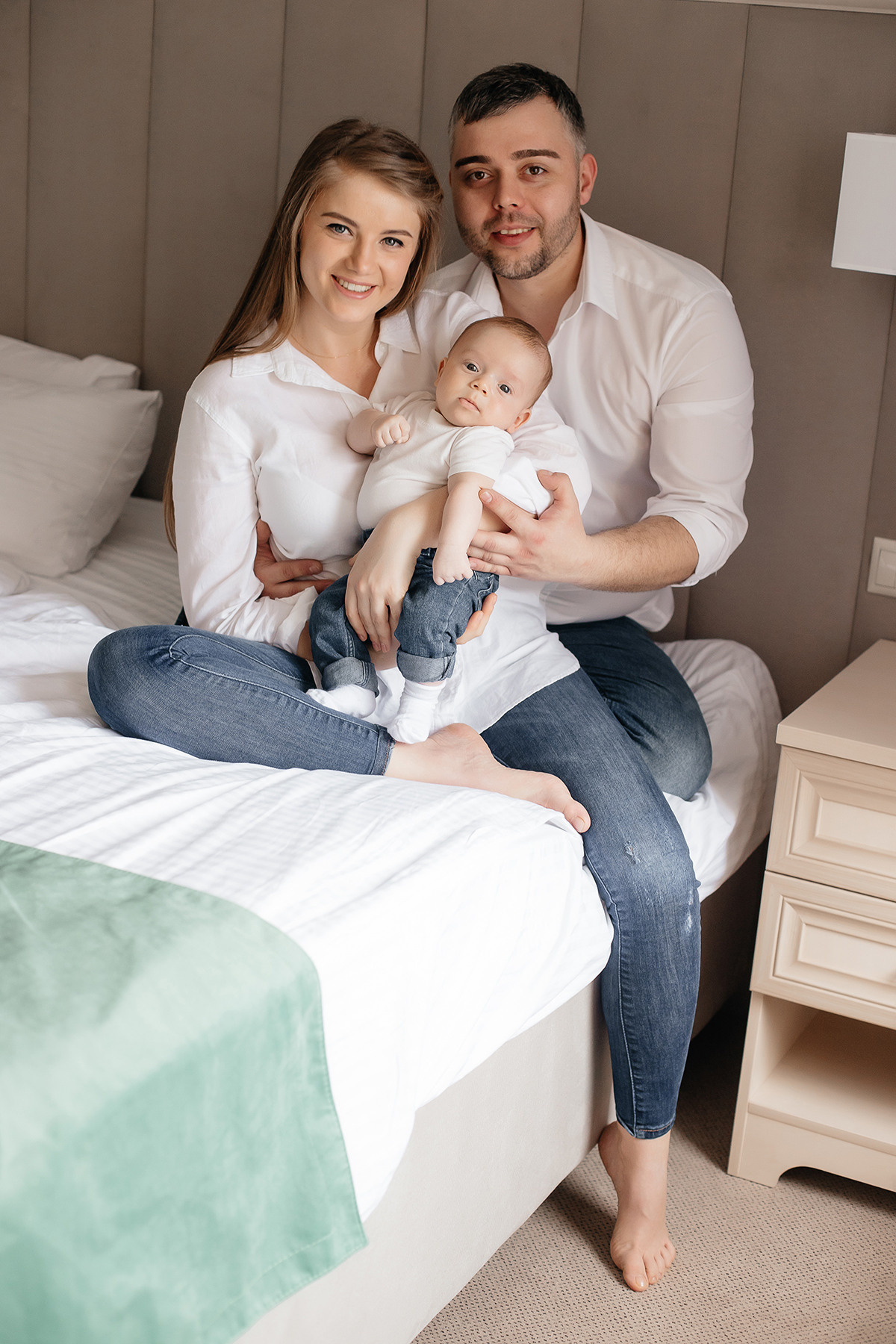 Семейная фотосессия в фотостудии и на природе в Твери. Свадебный и семейный фотограф в Твери и Тверской области