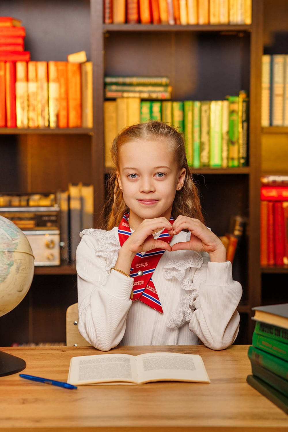 Студийная фотосессия для 4 класса: идеи для выпускного альбома. СИГМА | Студия выпускных альбомов Красноярск
