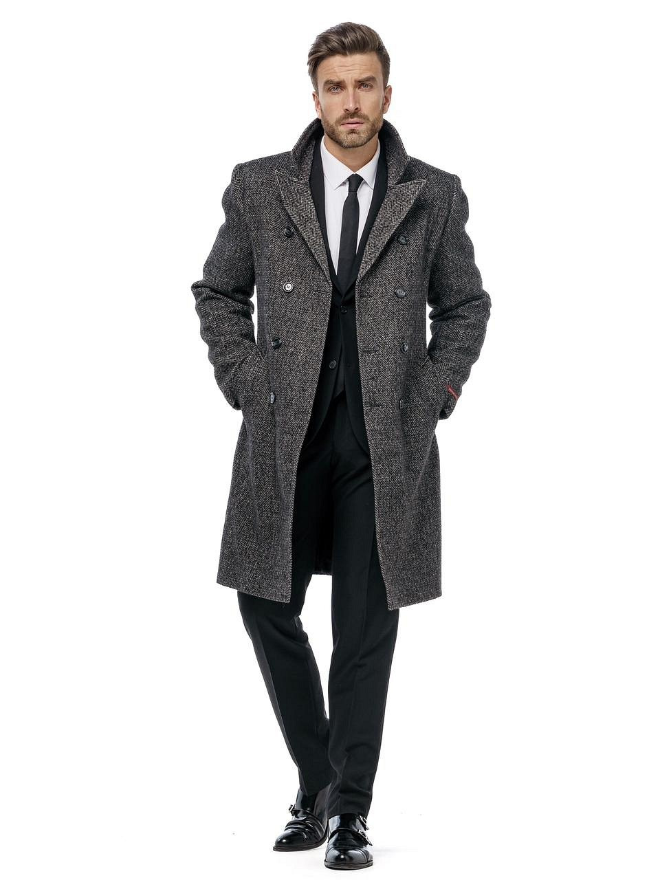 Мужчина с бородой с классическом черном костюме и сером пальто