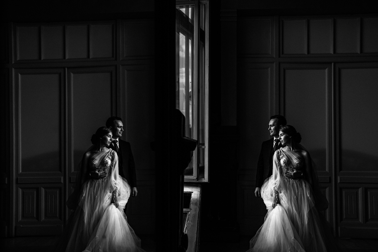 Невеста в коридоре перед выходом