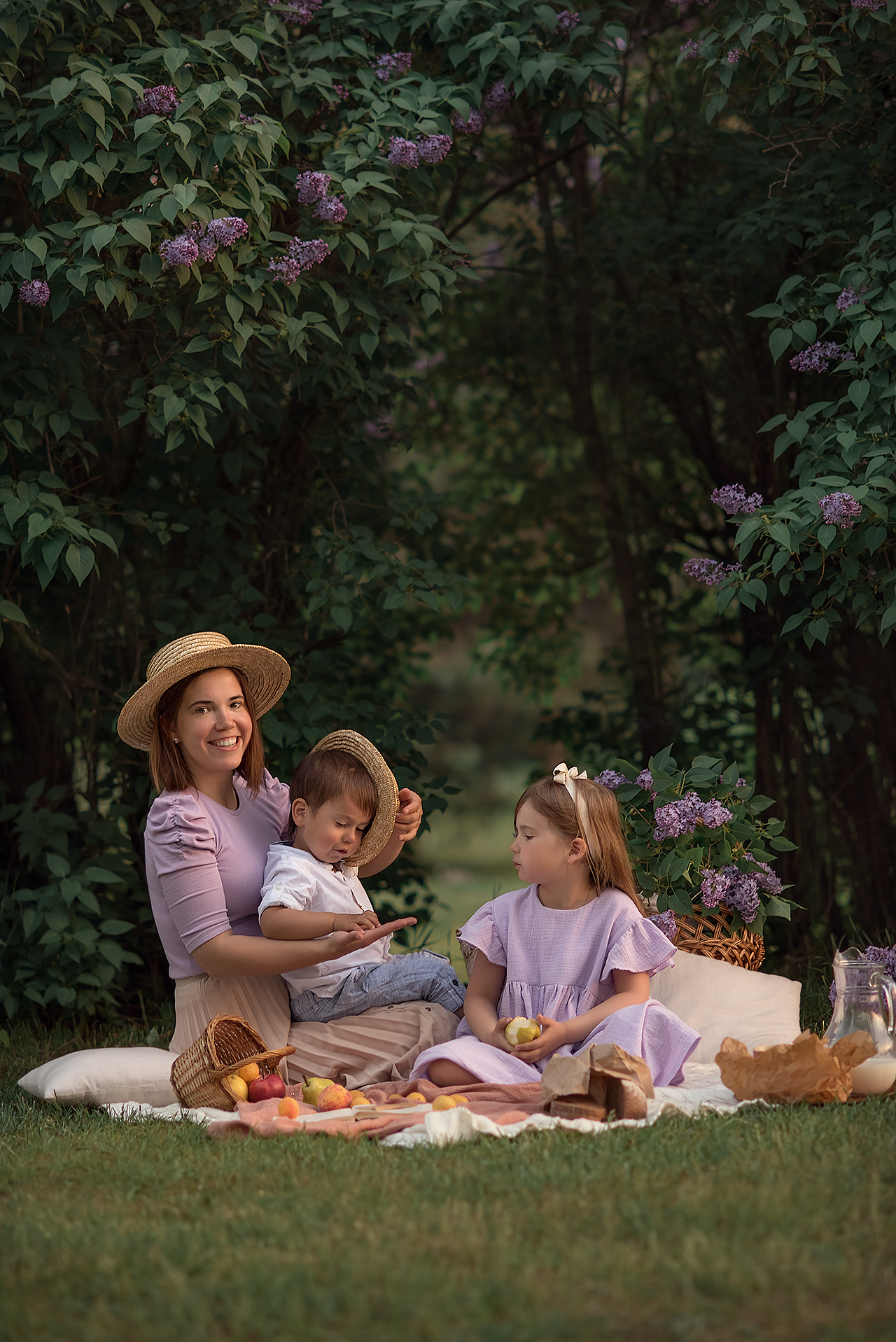 Фотосессия в сирени. Фотограф Юлия Кондратьева