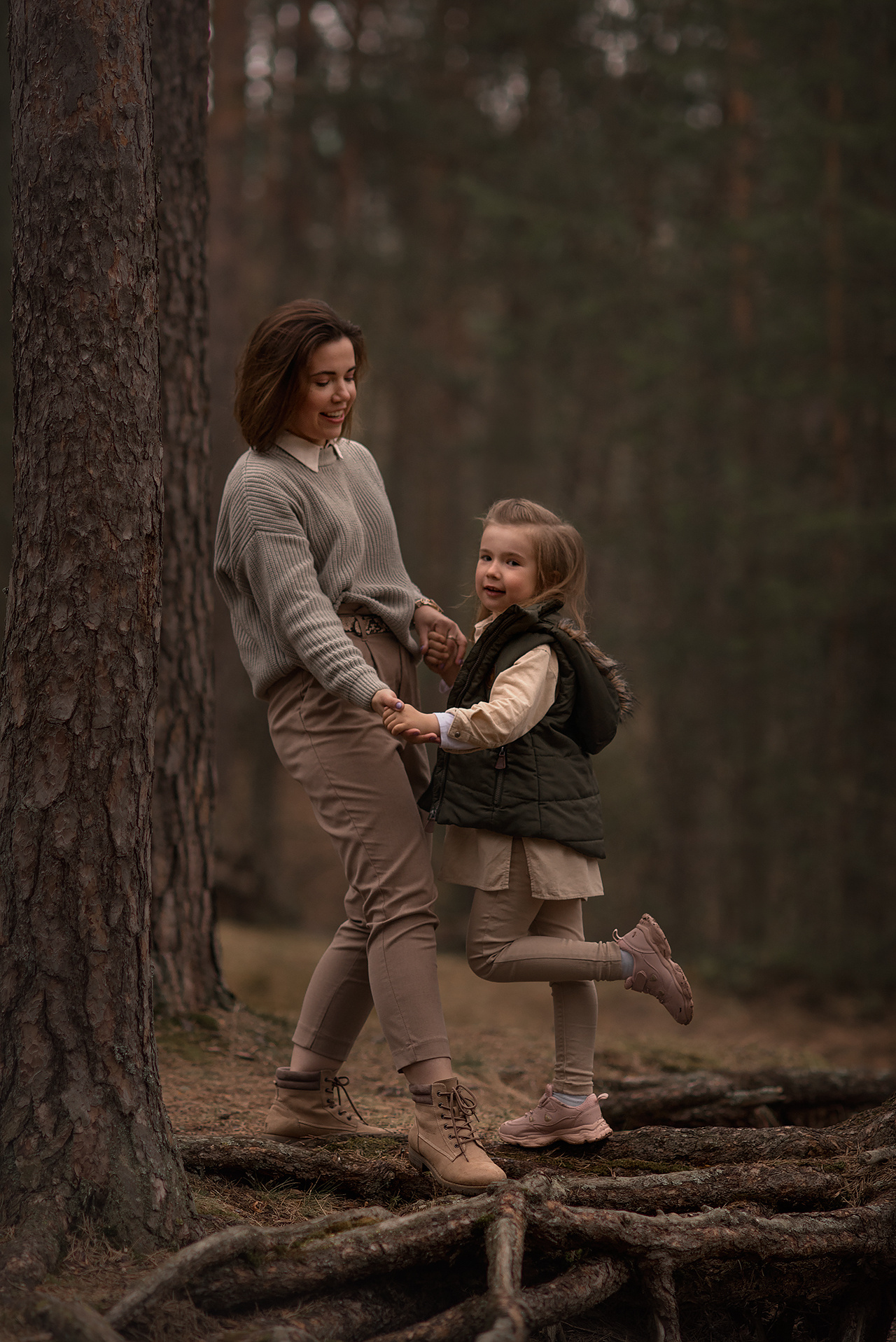 Фотосессия в сосновом лесу Сестрорецка. Фотограф Юлия Кондратьева