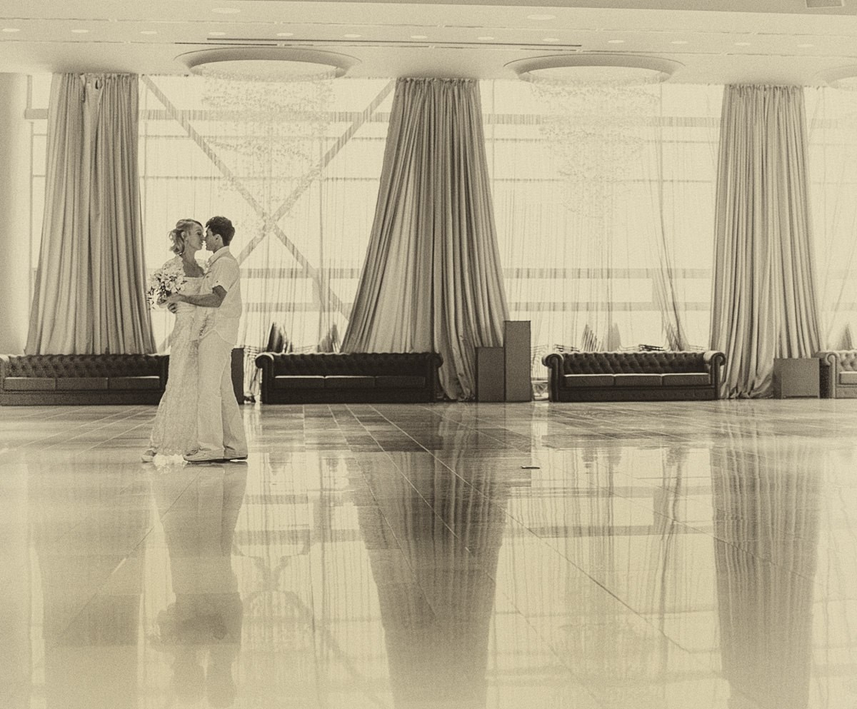 Свадебная фотосессия в Красноярске лучший фотограф свадьба Красноярск невеста свадебное платье жених визажист причёска макияж идея места образ пример красивая фото позы для свадебной фотосессии фотография декор агентство организация цены описание услуги ведущий тамада заказать забронировать стилист 