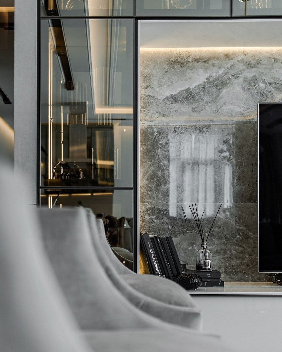 Декоративная стена из мрамора с зеркалами и подсветкой в гостиной | Валерия Котович