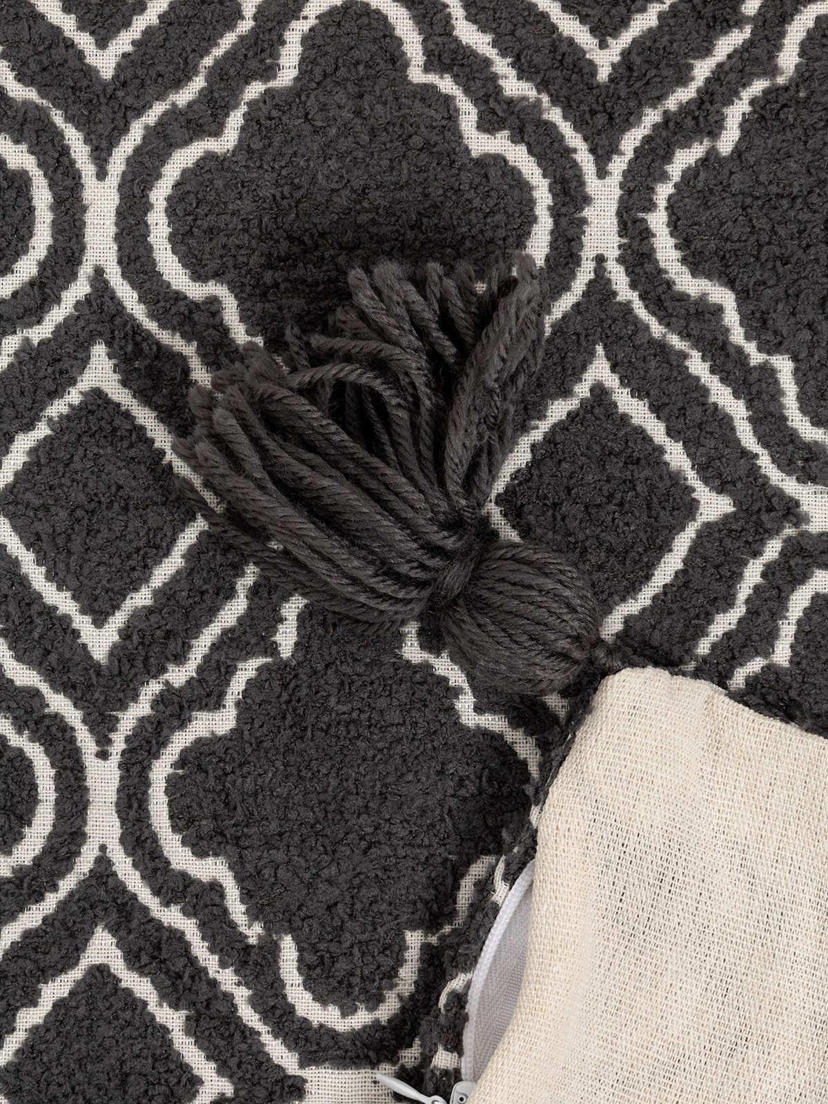 Детализация кисточек подушек на белом фоне | Съемка для интернет-магазина