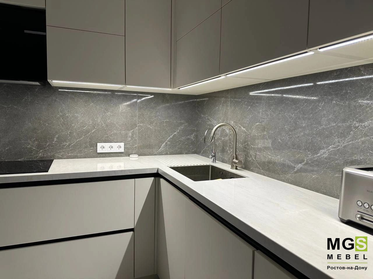 Серая кухня с мебелью МГС под мрамор