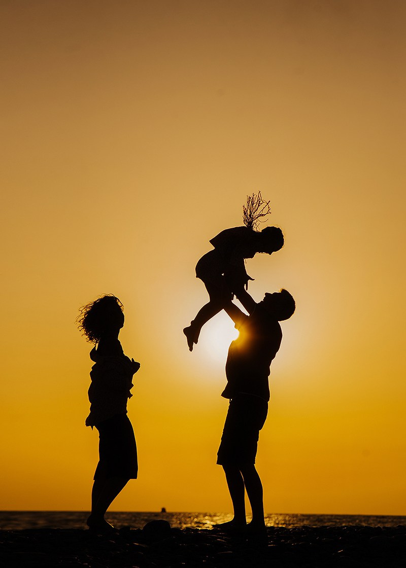 силует семьи, закат в адлере