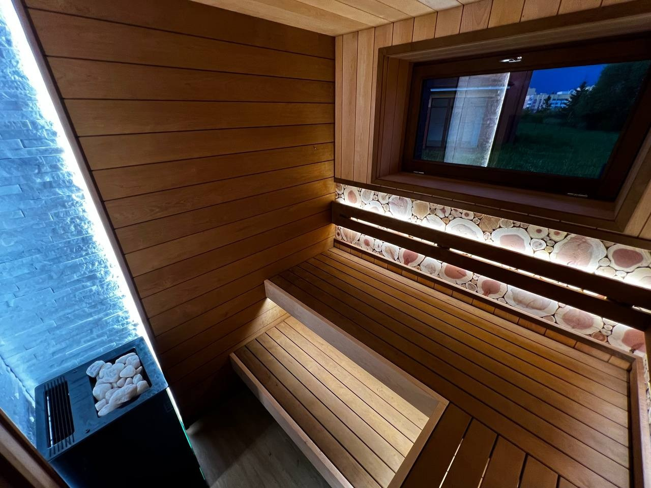 Сауна в Садах Времени на электрокаменке Sangens в облицовке из черного закаленного стекла. Выполнена в классическом стиле нашей команды. SaunaTopMasters