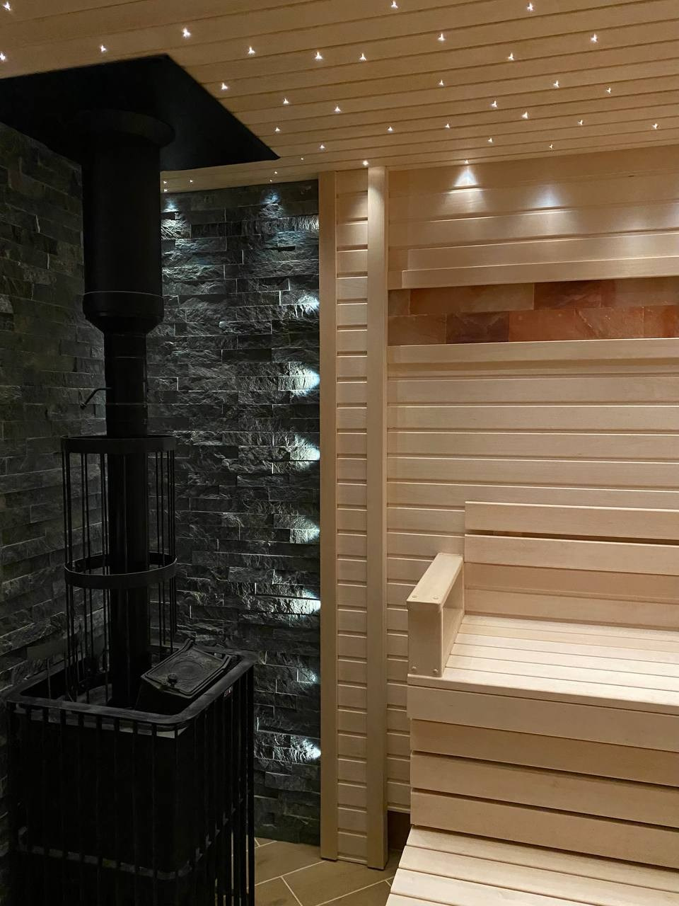 «Белая» баня в Кингисеппе из липы, с двумя световыми зонами: для интимного отдыха под звездами и активного парения в свете солевой линии. SaunaTopMasters