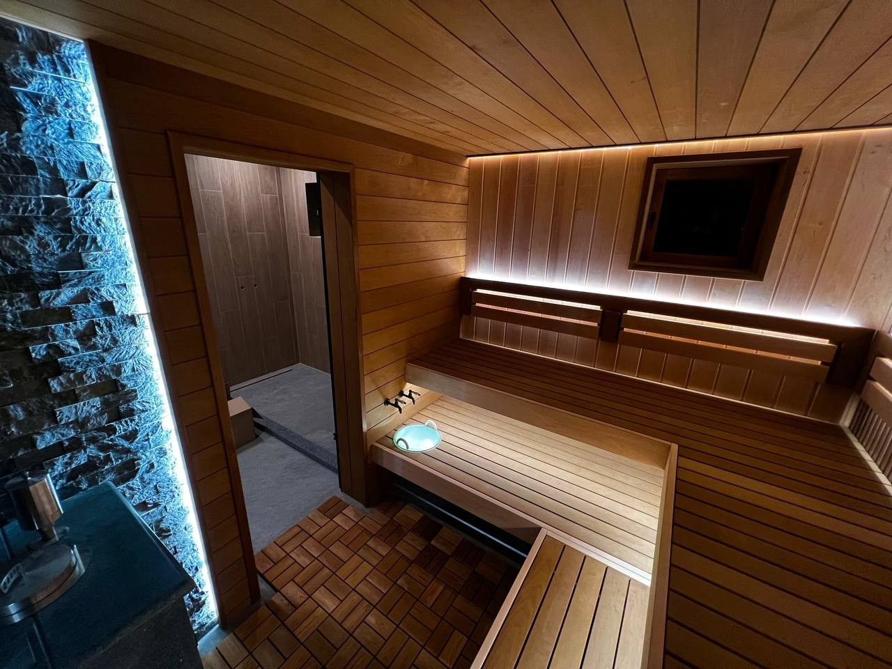 Компактная, но в то же время просторная парная в Петергофских дачах. Рациональное расположение полков и Easysteam в талькохлорите. SaunaTopMasters