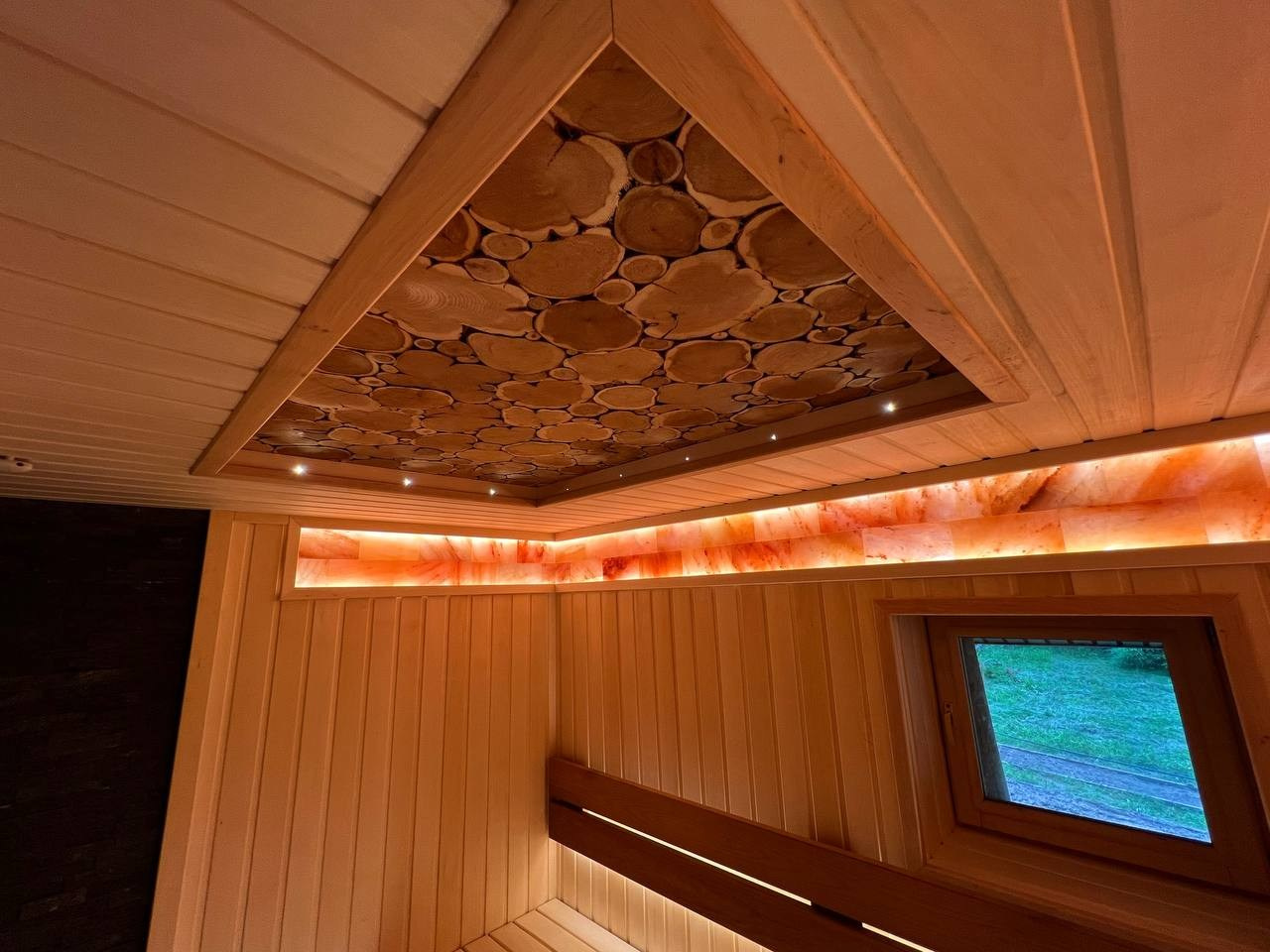 Уютная сауна на берегу реки Сясь в Теребуне: липа, тёплая термоольха и волшебный свет гималайской соли под потолком. SaunaTopMasters