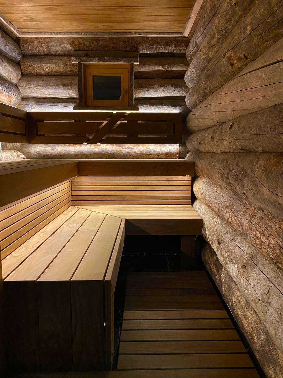 Парная в Низино: стены из Kelo, термоольховые полки в два уровня и дизайнерский подспинник с мягкой LED-подсветкой. SaunaTopMasters