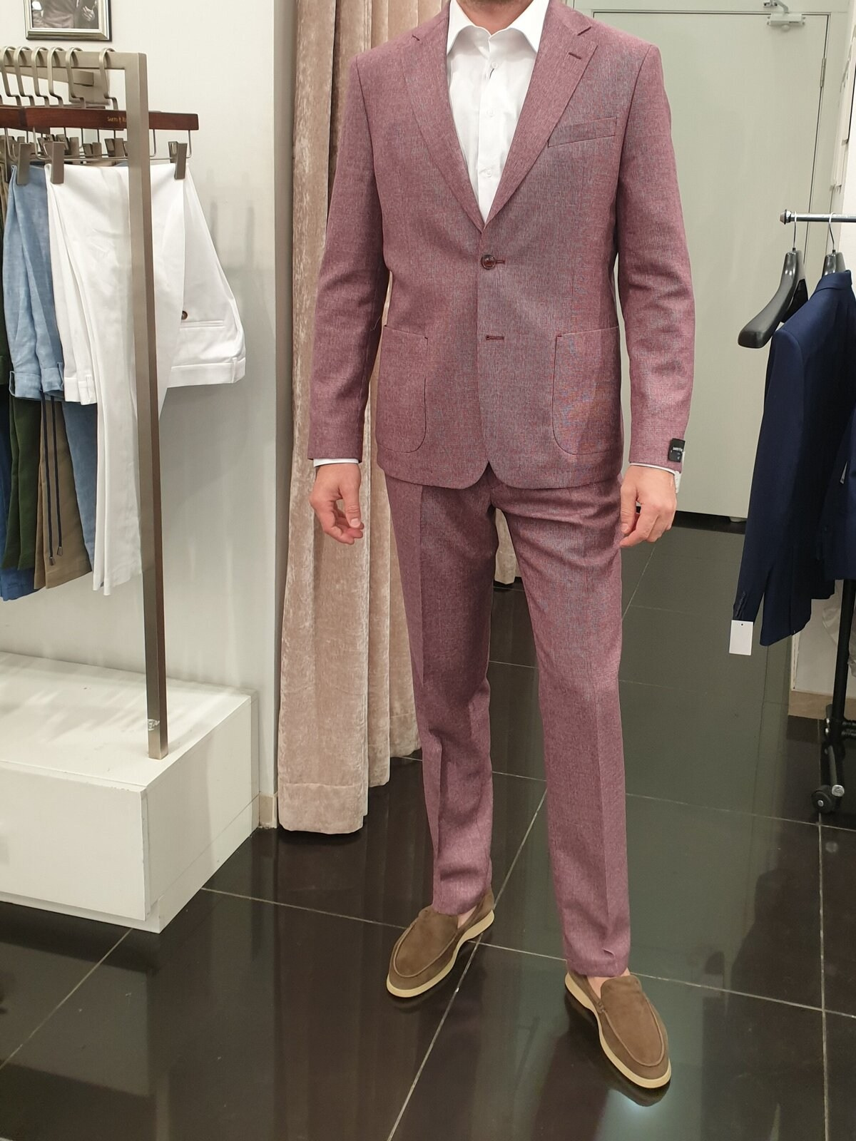 Мужчина в белой рубашке и брусничным костюме