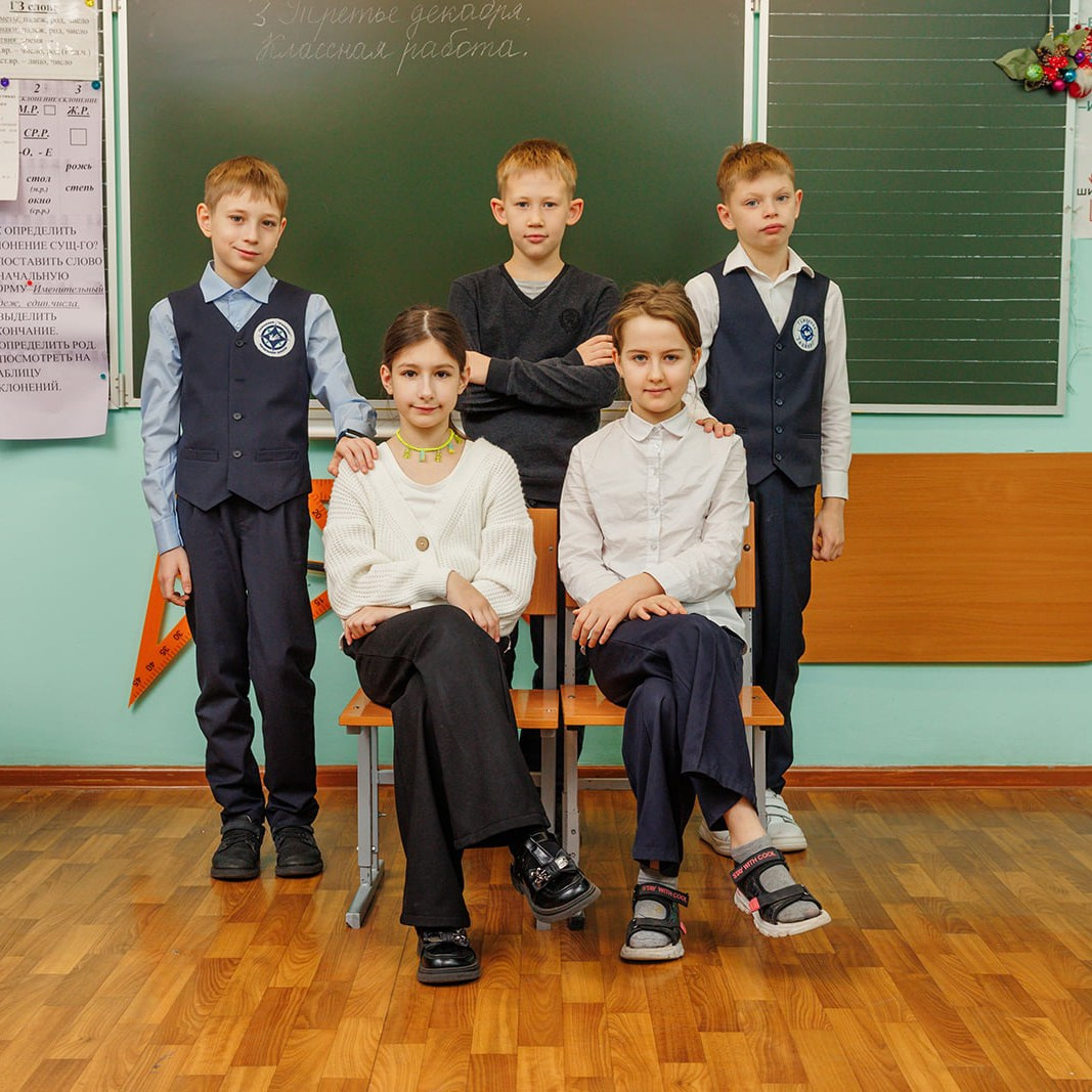 Выпускной альбом для 4 класса: фотосессии в школе и библиотеке. СИГМА | Студия выпускных альбомов Красноярск