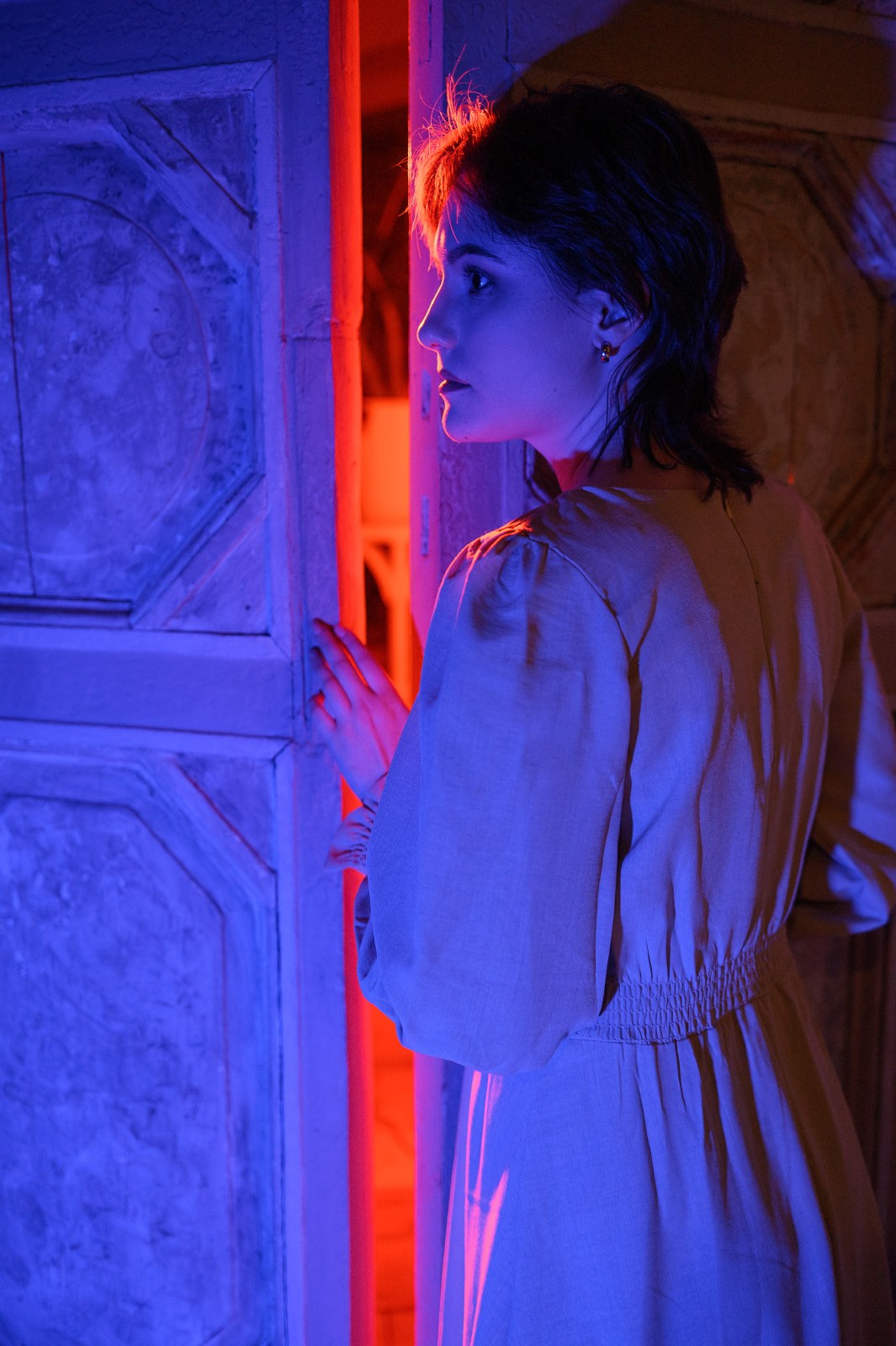 Фотосессия с неоновым светом в интерьере