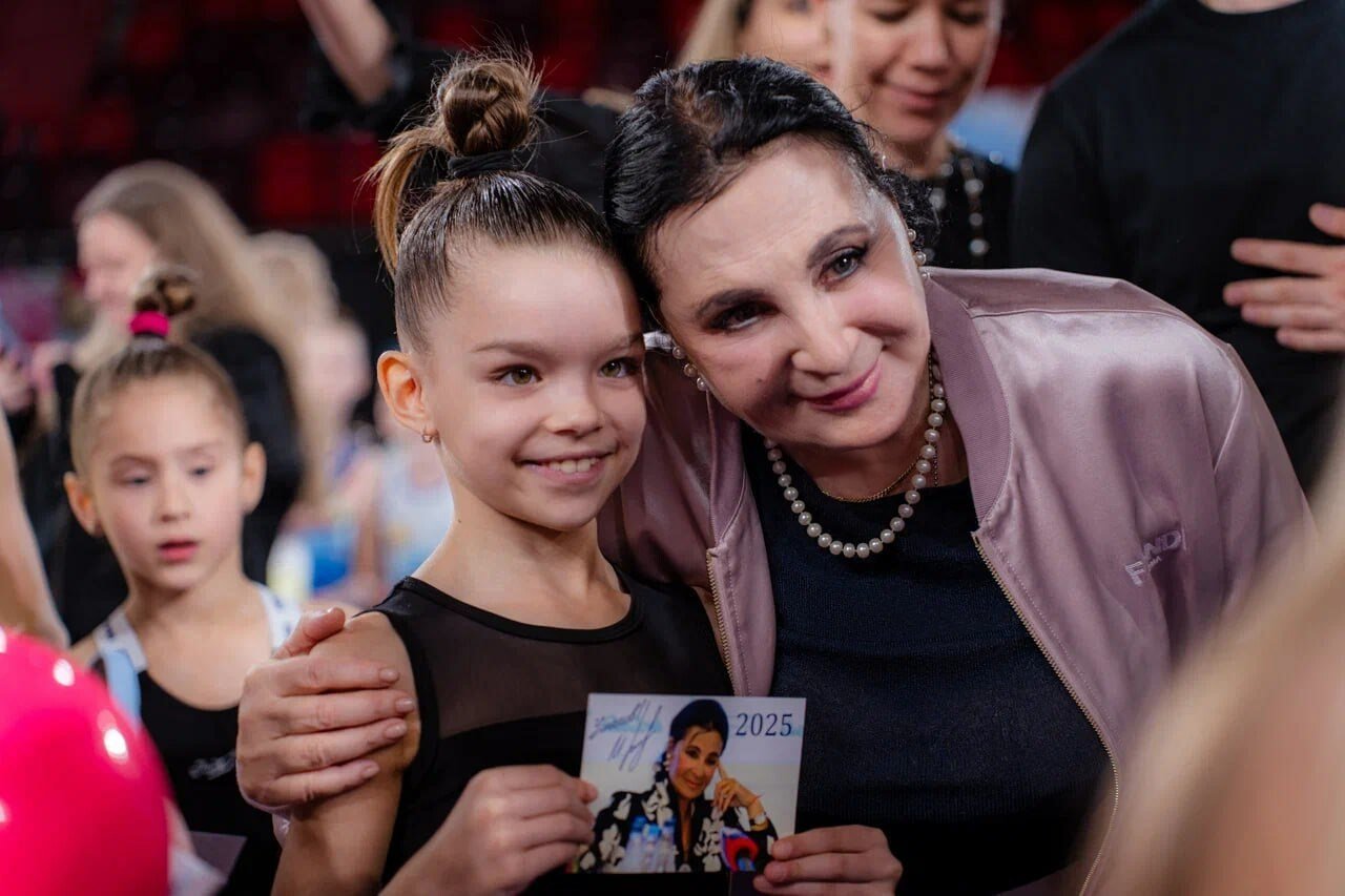 Дорогие друзья, 10 августа во Дворце Ирины Винер прошел бесплатный мастер-класс для тренеров и гимнасток. Это событие — не только возможность поделиться знаниями и опытом, но и выявить талантливых и преданных своему делу молодых наставников. Особенностью этого бесплатного мастер-класса станет работа с групповыми упражнениями, невероятно сложной дисциплиной, ведь группа должна работать как единый организм!Вместе со мной мастер-класс проведут:  Анастасия Татарева – олимпийская чемпионка, серебряный призёр Олимпийских игр, многократная чемпионка мира и Европы. Алиса Тищенко – серебряный призёр Олимпийских игр, многократная чемпионка мира, многократная чемпионка Европы среди юниоров. Мария Кравцова – многократная чемпионка мира и Европы. Полина Орлова – многократная чемпионка мира. Дарья Приданникова – мастер спорта России международного класса. Вадим Валентинович Зозуля – хореограф, заслуженный тренер России