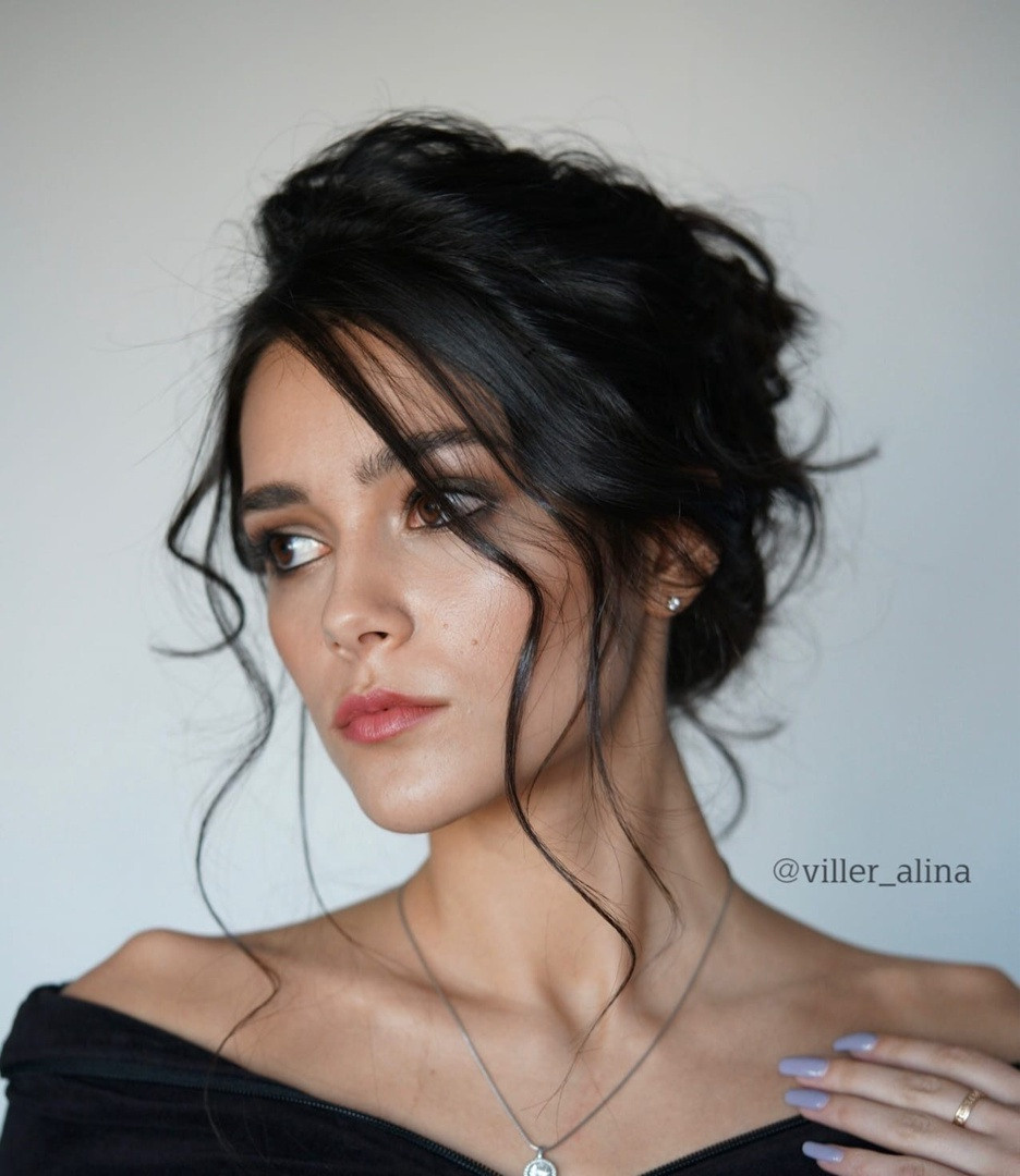 вечерний и свадебный современный образ с естественным пучком и воздушными локонами 