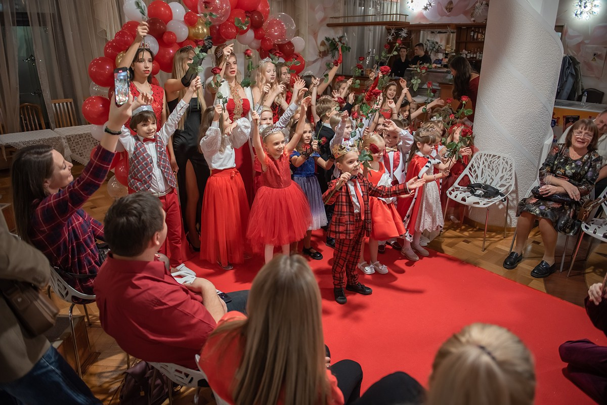 Выпускной в детской школе моделей HAPPYkids 2024. Семейный и коммерческий фотограф в Сочи Александр Бодунов
