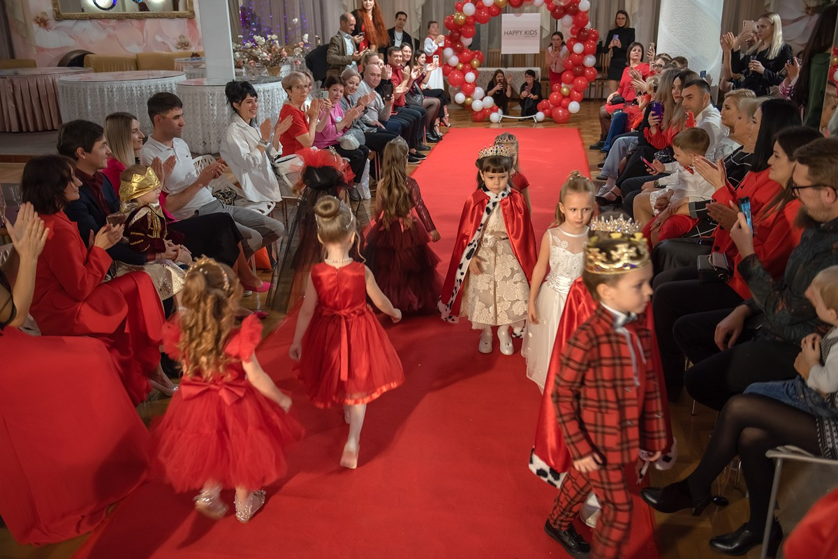Выпускной в детской школе моделей HAPPYkids 2024. Семейный и коммерческий фотограф в Сочи Александр Бодунов