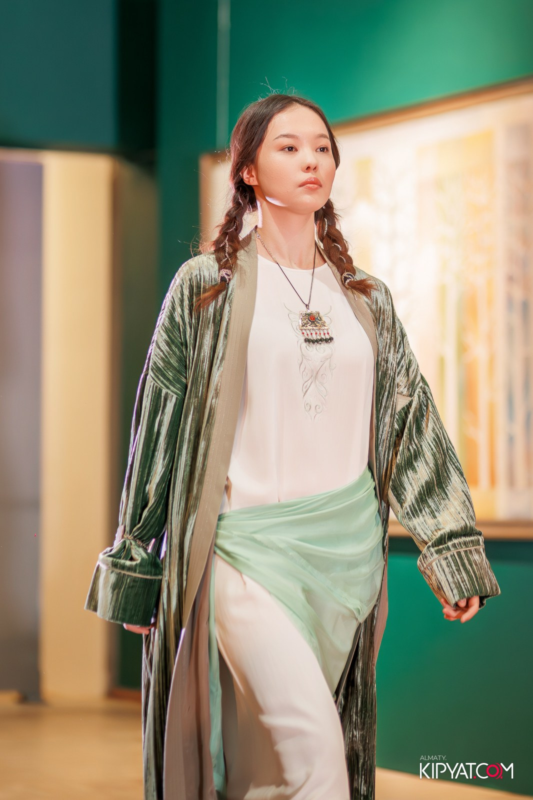 FASHION ПОКАЗ, КАЗАХСКОЙ НАЦИОНАЛЬНОЙ ОДЕЖДЫ. КИПЯТКОМ АЛМАТЫ!