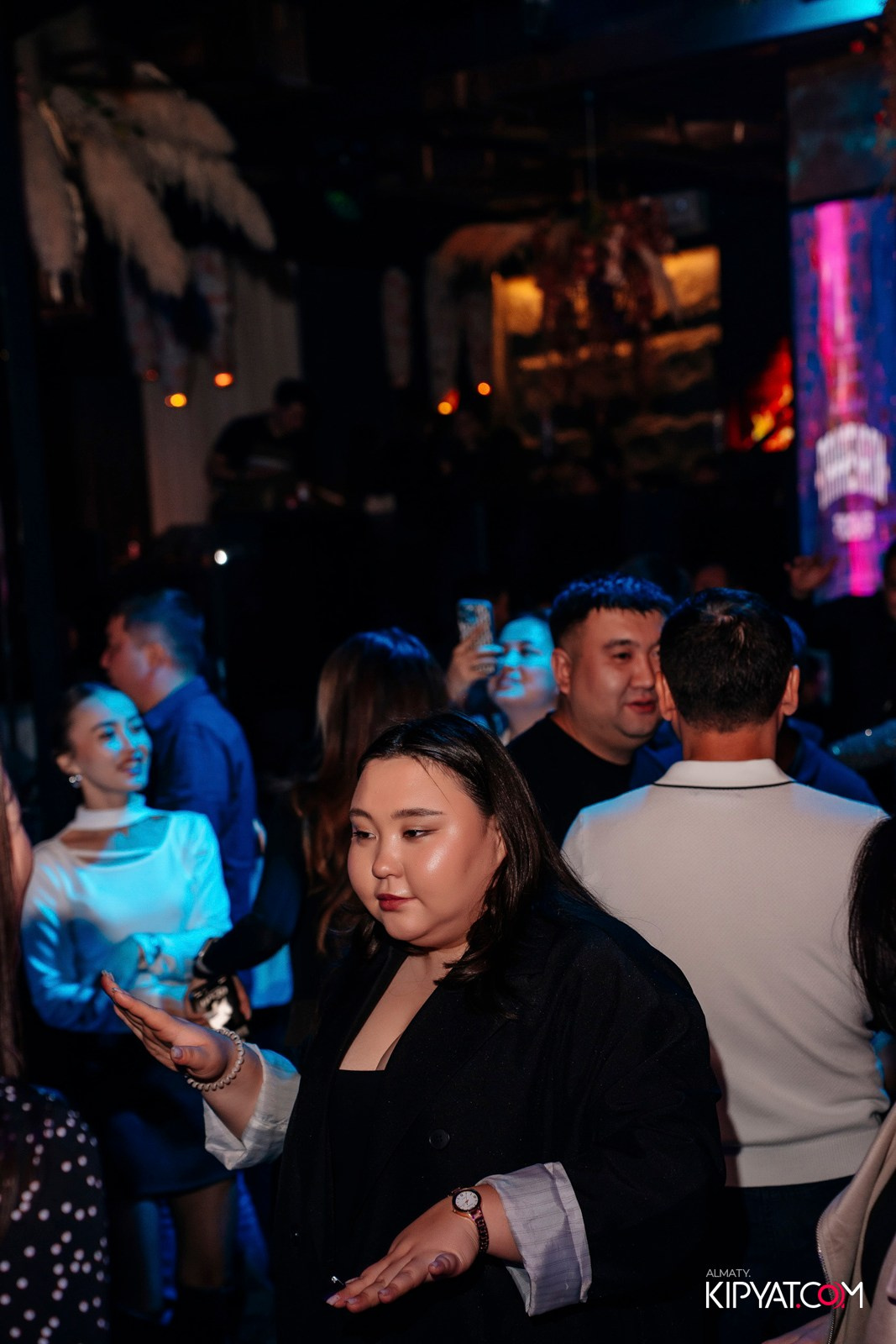 БАР ПАНАЕХАЛИ НА ТОЛЕ БИ. КИПЯТКОМ АЛМАТЫ!