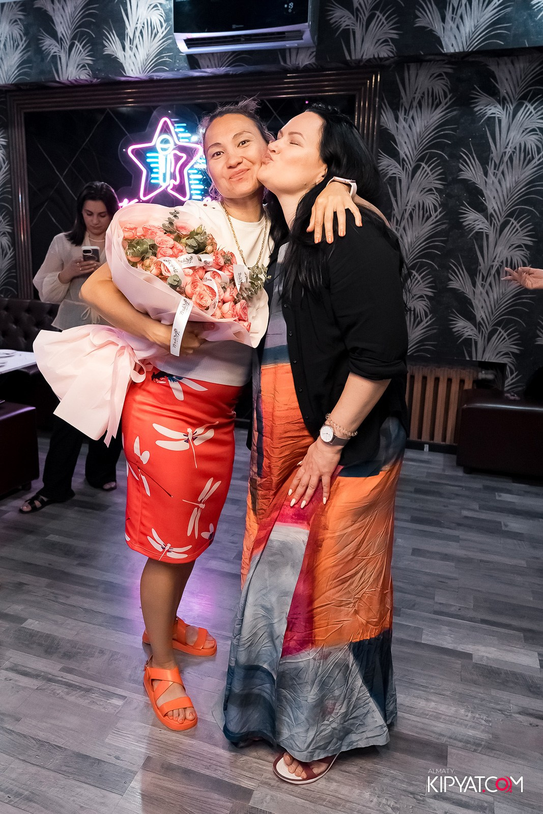 КАРАОКЕ РОЯЛЬ COSMO. КИПЯТКОМ АЛМАТЫ!