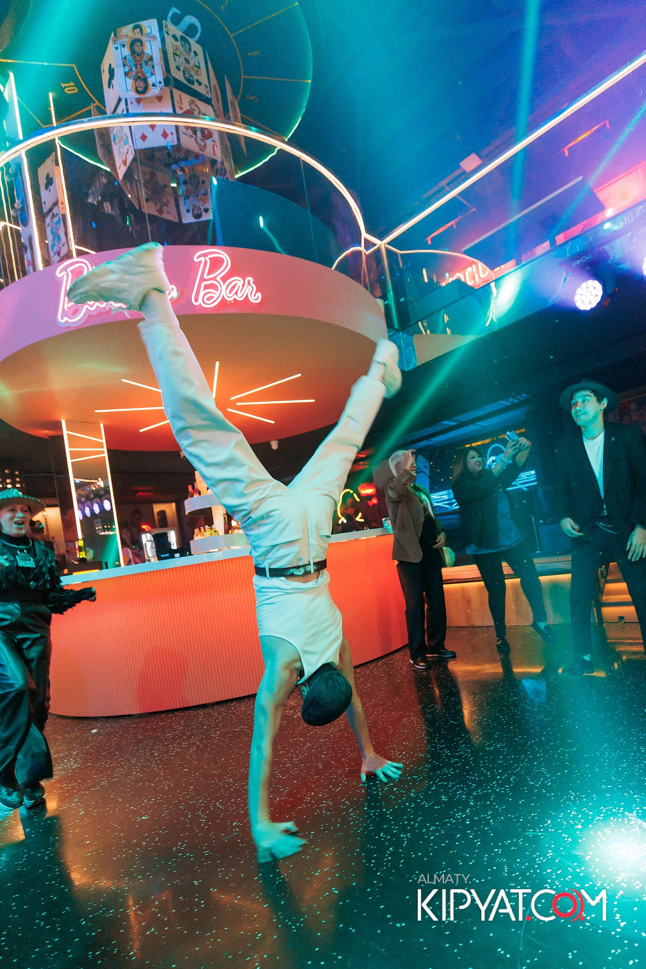 ПРЕЗЕНТАЦИЯ КНИГИ ВИКТОРА ЕЛИСЕЕВА. КИПЯТКОМ АЛМАТЫ!