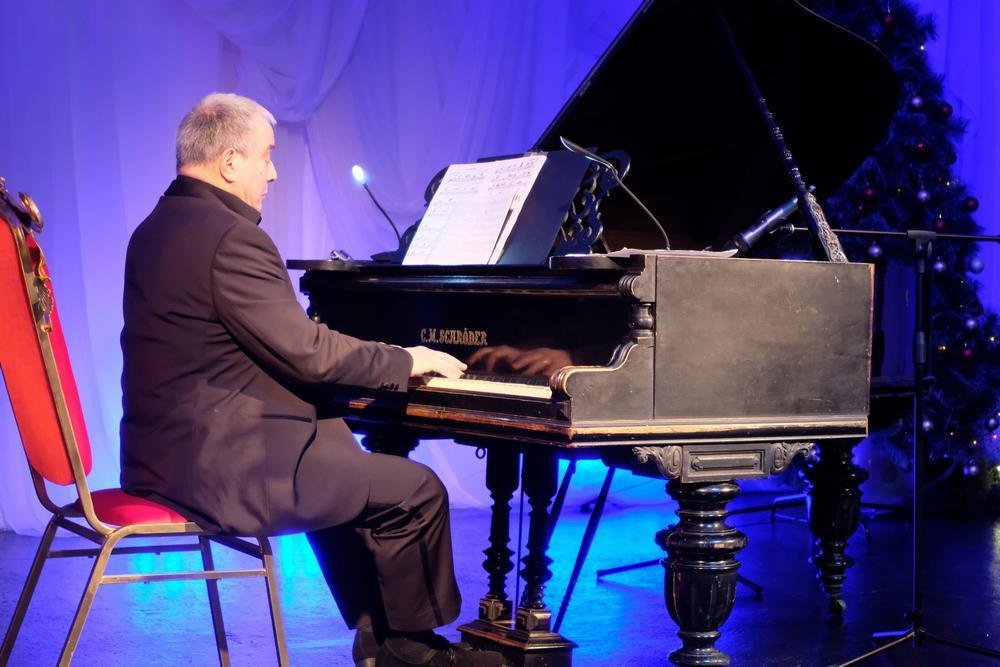 На сцене: заслуженный артист России, пианист-виртуоз - Александр Каган