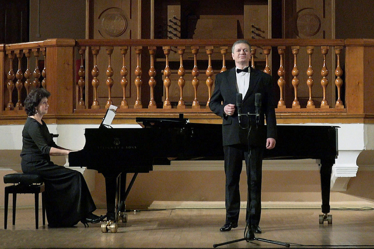 Михаил Троян - баритон, оперный певец. 