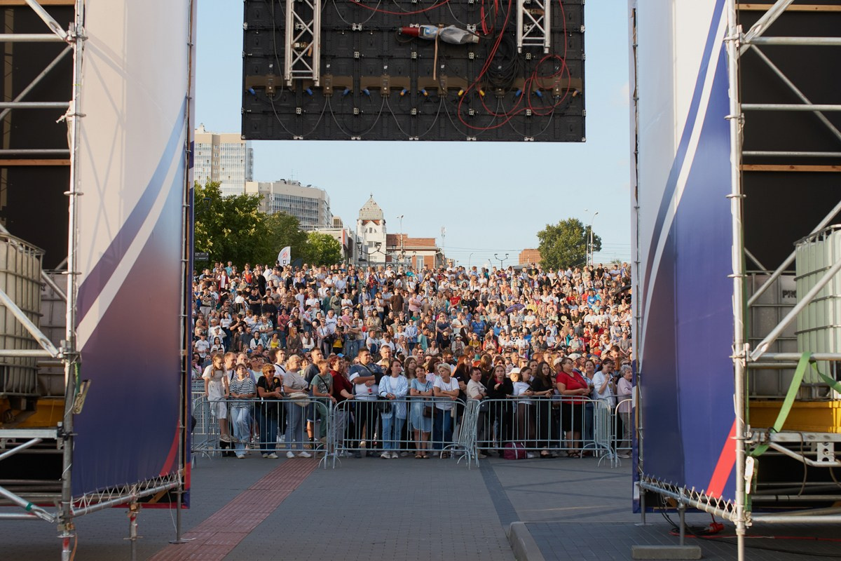 Репортаж для VIP зоны КПД Газстрой: выступление Родиона и Олега Газмановых. Репортажный и женский фотограф в Новосибирске