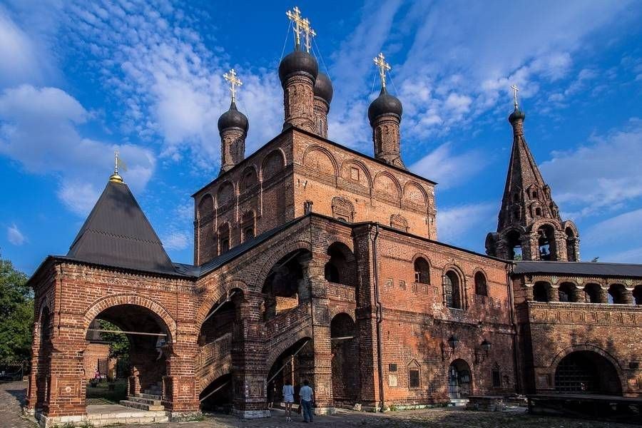 Фотосессия у дома — лестница и архитектурный декор фасада