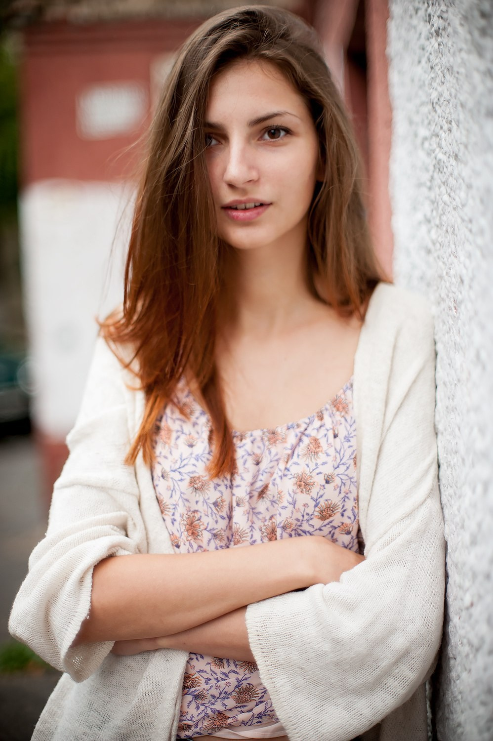 Женский портрет на улице с естественным светом — стильная и живая выездная фотосессия.