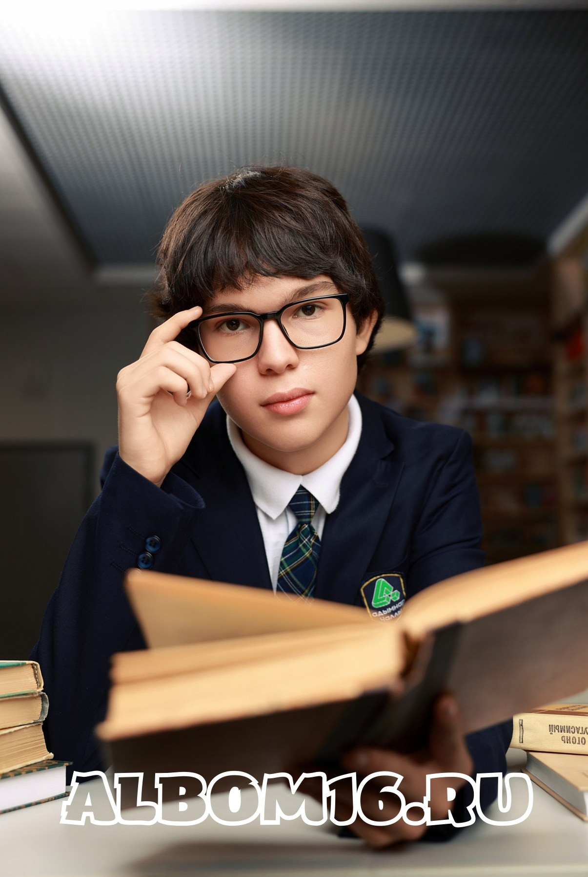 Портрет школьника с очками и книгой