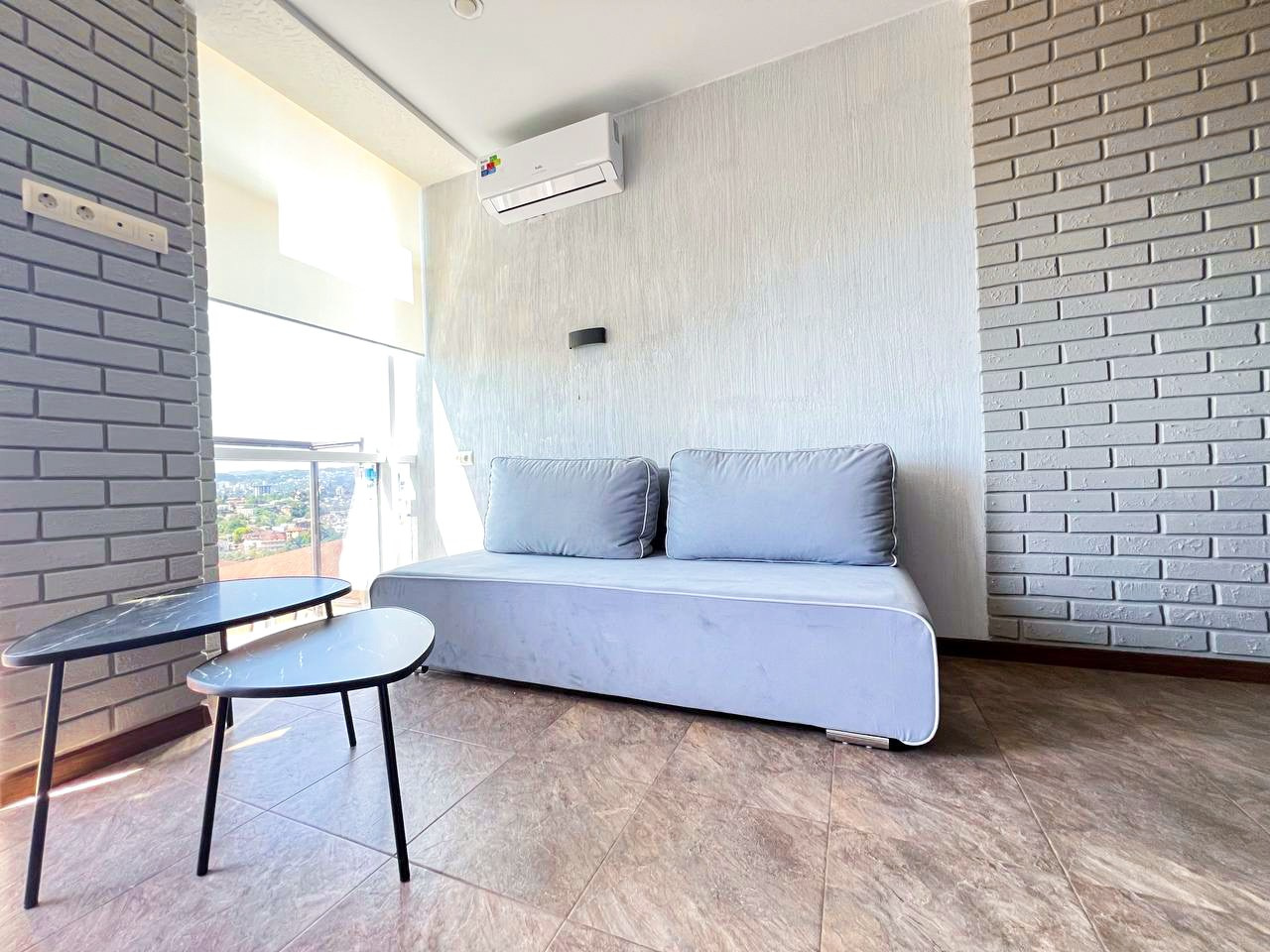 Классная двухуровневая квартира с потрясающим видом на город, со своей парковкой. Квартиры посуточно, длительно в Сочи, LARA APART GROUP